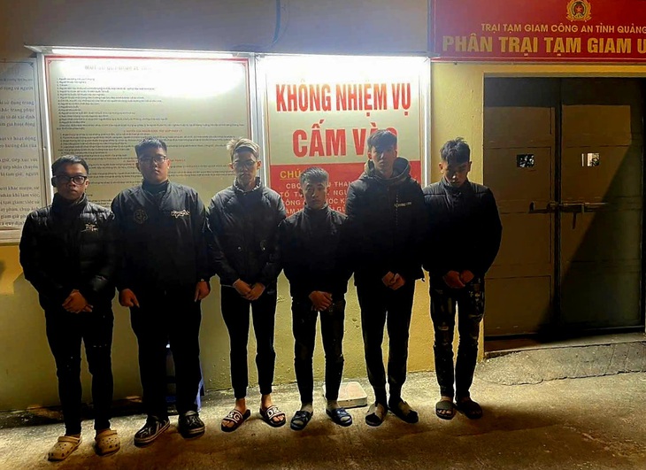 Tạm giữ nhóm đối tượng gây rối trật tự công cộng làm 2 người bị thương tại Quảng Ninh- Ảnh 1. Tạm giữ nhóm đối tượng gây rối trật tự công cộng làm 2 người bị thương tại Quảng Ninh- Ảnh 1.