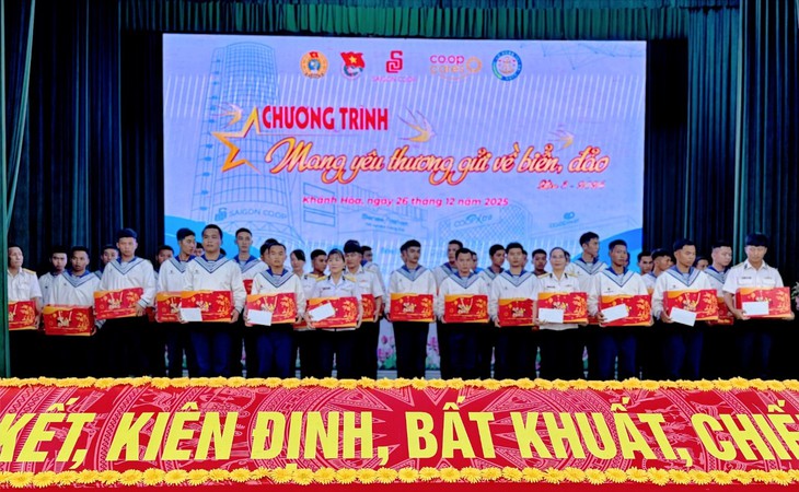 Tuổi trẻ TPHCM viết tiếp hành trình 'Mang yêu thương gửi về biển, đảo'- Ảnh 4. Tuổi trẻ TPHCM viết tiếp hành trình 'Mang yêu thương gửi về biển, đảo'- Ảnh 4.
