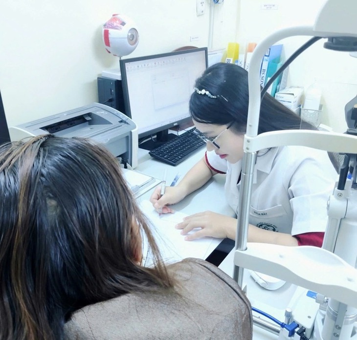 Nhìn mờ kéo dài, người phụ nữ phát hiện u tuyến yên nhờ khám mắt- Ảnh 1.
