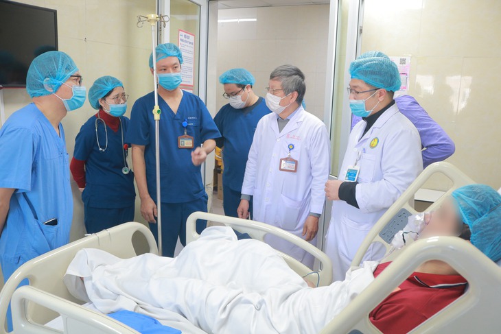 Bộ Y tế yêu cầu tập trung điều trị tốt nhất nạn nhân bị thương trong vụ cháy ở phố Trần Cung- Ảnh 1.
