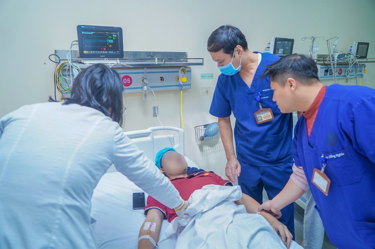 Sức khỏe của 15 người trong vụ cháy ở ngõ 82 Trần Cung đang được điều trị tại Bệnh viện E hiện ra sao?- Ảnh 2. Sức khỏe của 15 người trong vụ cháy ở ngõ 82 Trần Cung đang được điều trị tại Bệnh viện E hiện ra sao?- Ảnh 2.