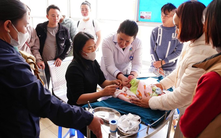 Nghị quyết 72 đi vào cuộc sống: Điện Biên luân phiên bác sĩ về cơ sở
