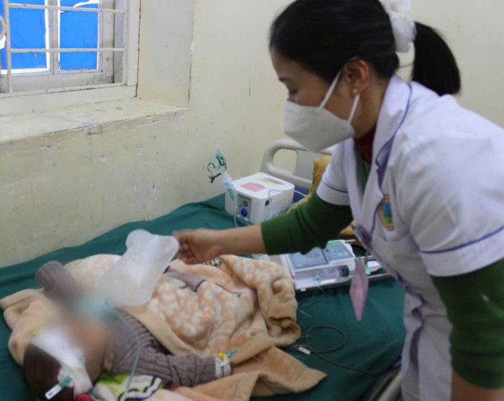 Bé 5 tháng tuổi suy hô hấp do sởi, nguy cơ nhiều gia đình có con nhỏ đang đối mặt- Ảnh 1.