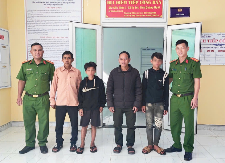 Kịp thời cứu hai thiếu niên trôi dạt hơn 40km trên lòng hồ thủy điện- Ảnh 1.