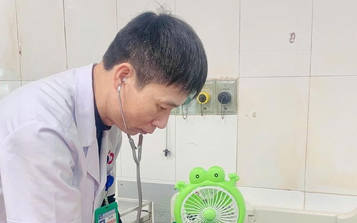 Bệnh viện tuyến tỉnh lần đầu lọc máu liên tục cứu sống bệnh nhi 16 tháng tuổi mắc tay chân miệng nguy kịch- Ảnh 2.
