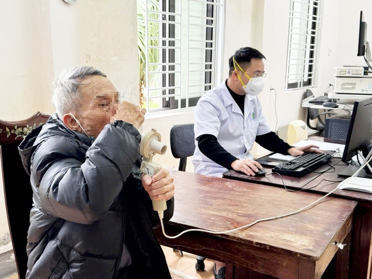 Trời chuyển lạnh, gia tăng bệnh nhân phổi nhập viện - Ảnh 4. Trời chuyển lạnh, gia tăng bệnh nhân phổi nhập viện - Ảnh 4.