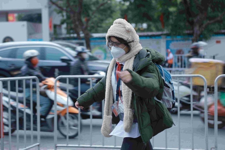Sáng nay Hà Nội lạnh 9,5 độ, học sinh vẫn đến trường bình thường- Ảnh 1.