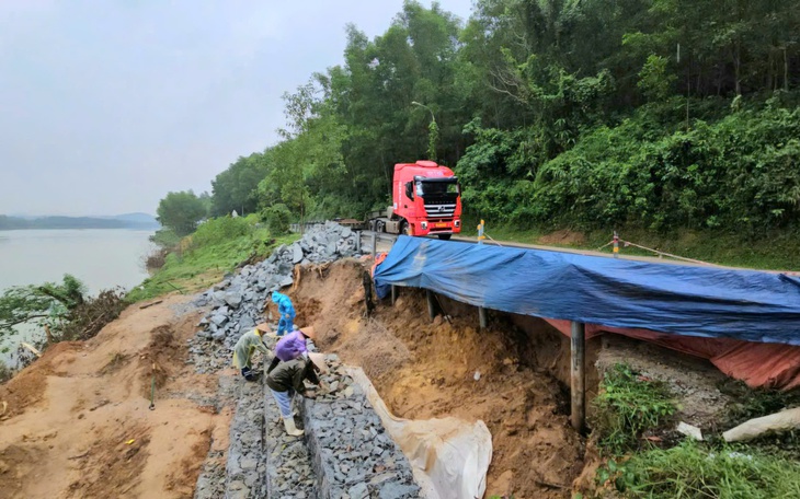 Khắc phục sạt lở uy hiếp tuyến giao thông huyết mạch ở Huế
