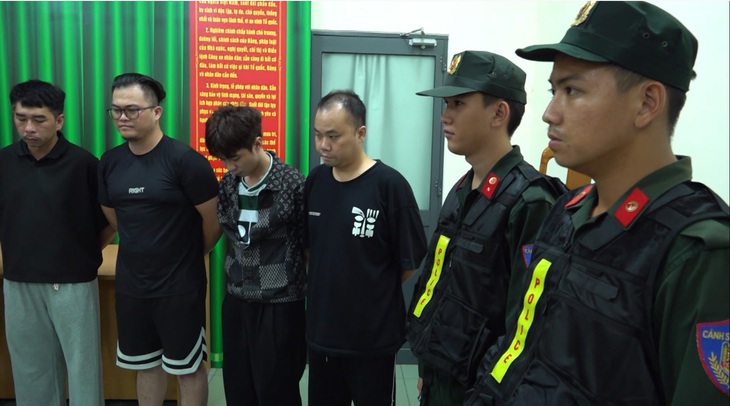 Khởi tố hơn 60 đối tượng trong đường dây buôn bán khí cười thu lợi bất chính gần 106 tỷ đồng- Ảnh 2. Khởi tố hơn 60 đối tượng trong đường dây buôn bán khí cười thu lợi bất chính gần 106 tỷ đồng- Ảnh 2.