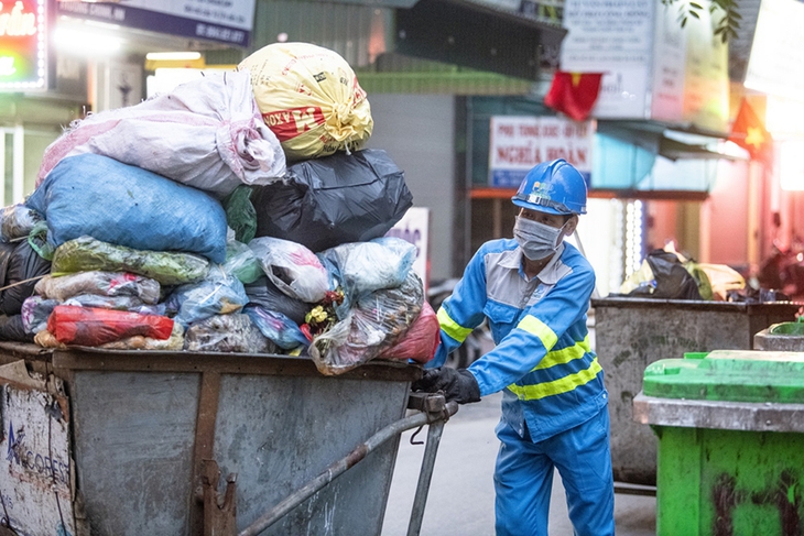 Rác không phân loại sẽ bị từ chối thu gom, người dân Hà Nội phải làm gì?- Ảnh 1.