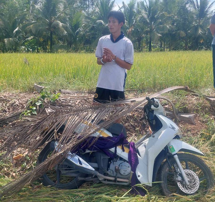 Bắt thanh niên trộm xe máy rồi giấu ở bờ ruộng- Ảnh 1.
