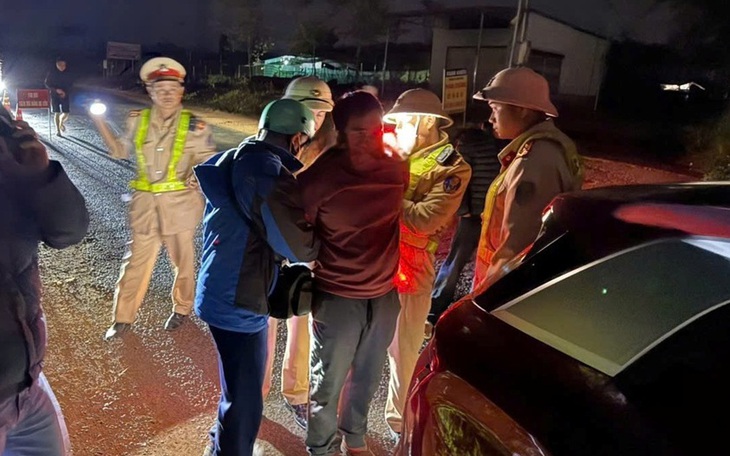 Sát phạt 'bầu cua' ngay trên điện thoại, 8 người bị bắt quả tang- Ảnh 3.