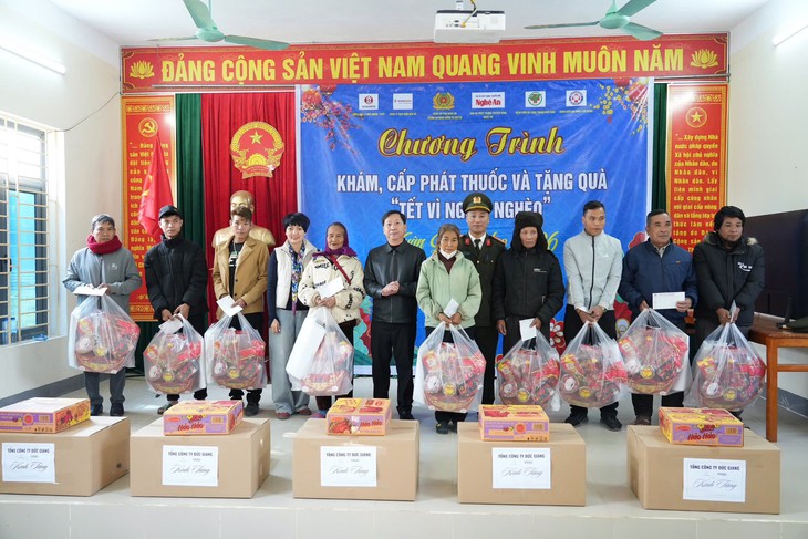 Khám bệnh miễn phí, mang Tết sớm đến người dân vùng cao Nghệ An- Ảnh 1.