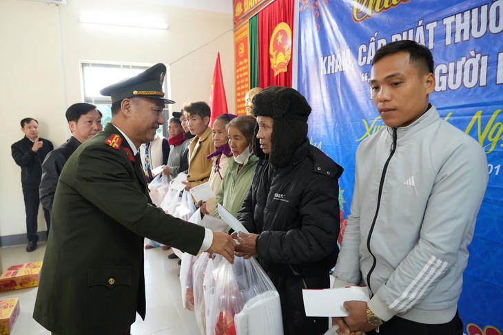 Khám bệnh miễn phí, mang Tết sớm đến người dân vùng cao Nghệ An- Ảnh 2.
