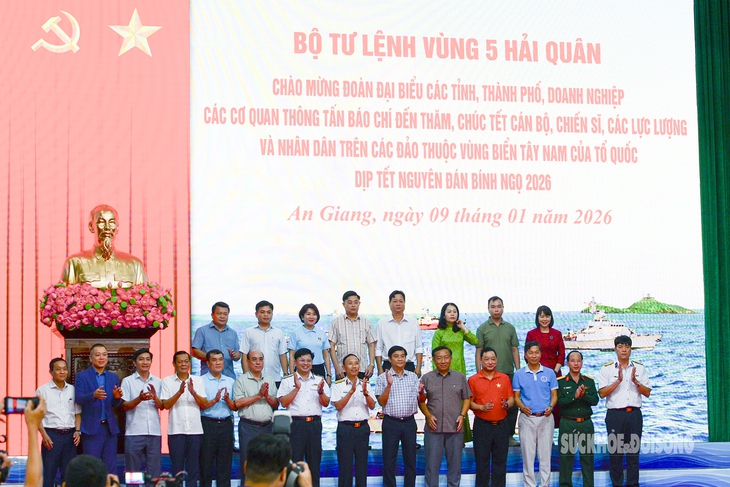 Ấm áp tình đất liền với quân dân vùng biển đảo Tây Nam- Ảnh 1. Ấm áp tình đất liền với quân dân vùng biển đảo Tây Nam- Ảnh 1.