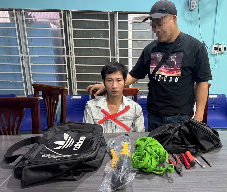 Nửa đêm đột nhập cửa hàng Thế Giới Di Động trộm nhiều điện thoại đắt tiền- Ảnh 1. Nửa đêm đột nhập cửa hàng Thế Giới Di Động trộm nhiều điện thoại đắt tiền- Ảnh 1.