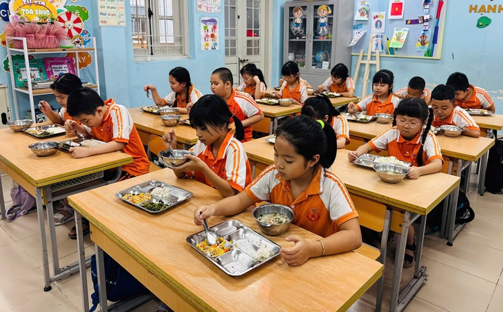 Quy trình kép đảm bảo an toàn và dinh dưỡng cho bữa ăn bán trú - Ảnh 1. Quy trình kép đảm bảo an toàn và dinh dưỡng cho bữa ăn bán trú - Ảnh 1.