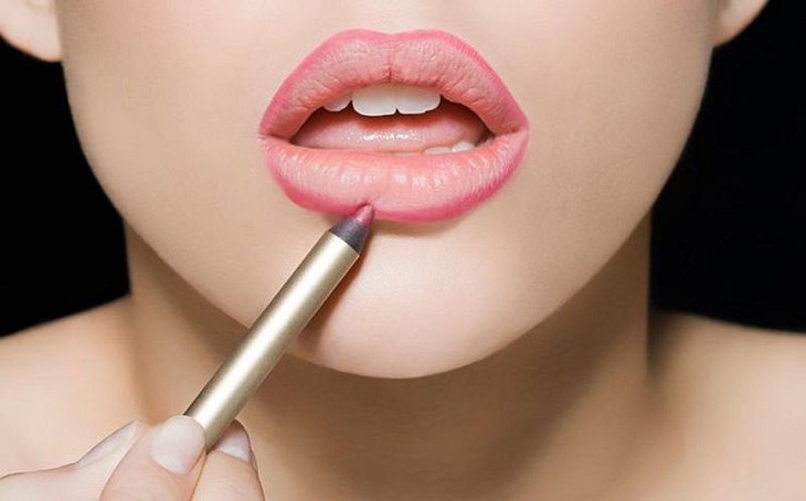 Tạo đường viền môi bằng chì kẻ môi: Bí quyết tạo dáng đôi môi cân đối và quyến rũ- Ảnh 1.