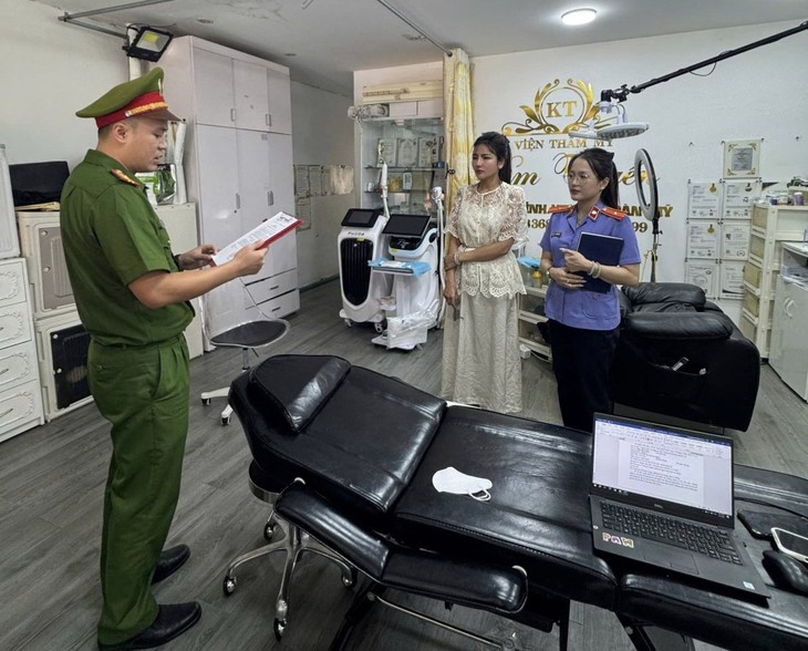 Khởi tố chủ cơ sở thẩm mỹ dùng ảnh chỉnh sửa lừa khách hàng- Ảnh 1.