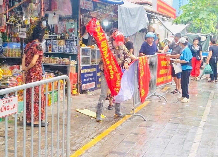 Chủ tịch Hà Nội yêu cầu bố trí kinh doanh với 200 tiểu thương chợ Kim Liên- Ảnh 1.
