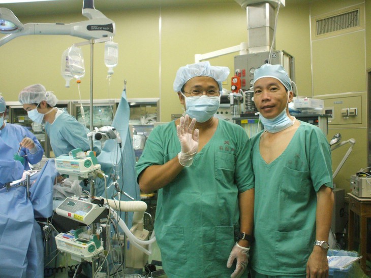 PGS.TS.BS Nguyễn Văn Chinh - Người giữ nhịp sống phía sau cánh cửa phòng mổ- Ảnh 1.
