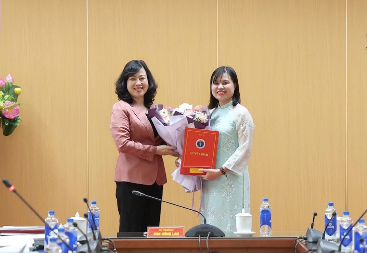 Bộ trưởng Bộ Y tế trao Quyết định điều động, bổ nhiệm Phó Chánh Văn phòng Hội đồng Y khoa Quốc gia- Ảnh 1.
