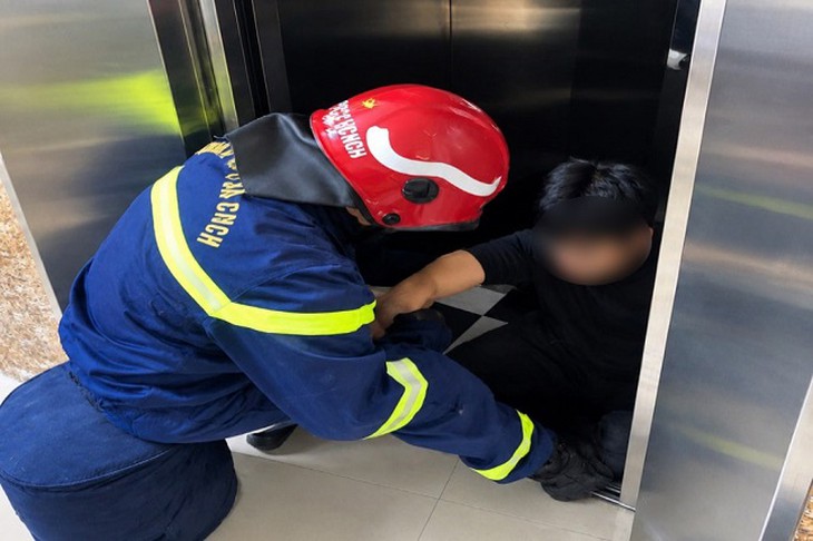 10 phút giải cứu người mắc kẹt trong thang máy chung cư mini- Ảnh 1.