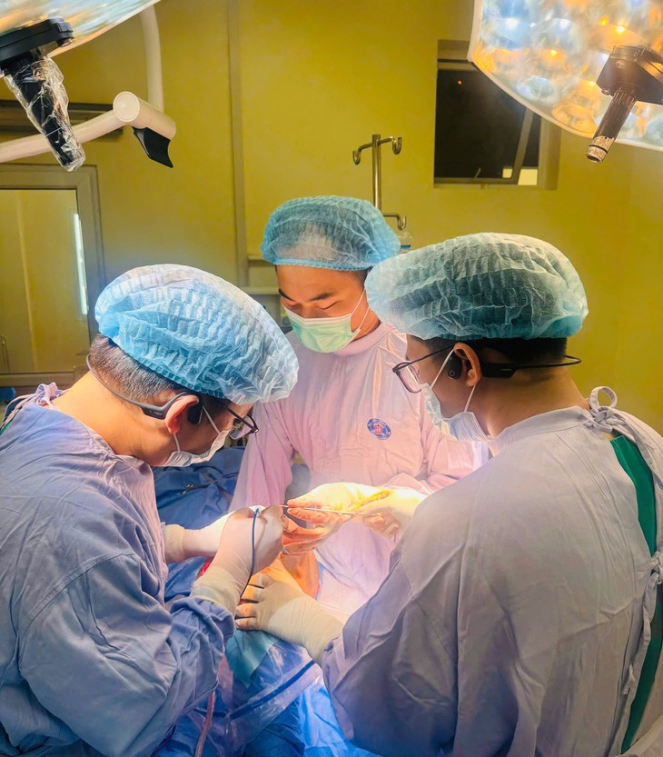 Giữ lại đôi chân cho người mẹ trẻ mắc ung thư xương để trở về bên 2con - Ảnh 1.