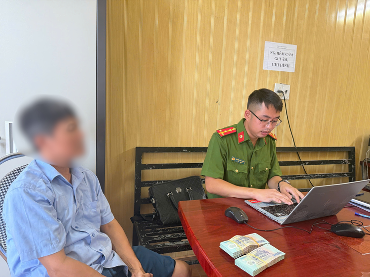 Từ biểu hiện bất thường, chủ cửa hàng điện thoại phát hiện bộ đội 'rởm' lừa tiền- Ảnh 1.