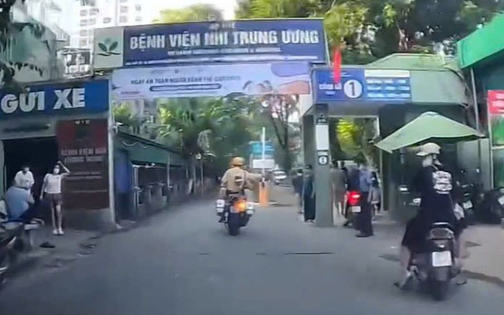 CSGT Hà Nội mở đường cho taxi chở nạn nhân tai nạn đến bệnh viện kịp thời - Ảnh 1.