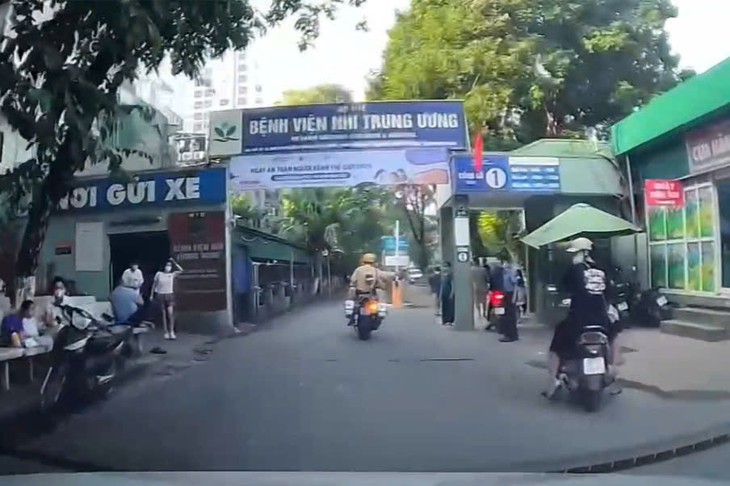 CSGT Hà Nội liên tiếp nhận lời cầu cứu, mở đường đưa người bệnh đi viện- Ảnh 2.