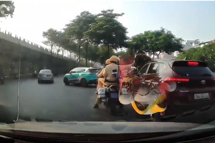 CSGT Hà Nội liên tiếp nhận lời cầu cứu, mở đường đưa người bệnh đi viện- Ảnh 3.