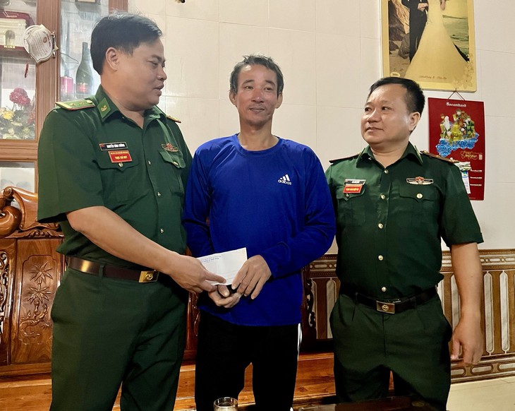 Tàu chìm, ngư dân bơi 8 tiếng trên biển vào bờ an toàn- Ảnh 1.