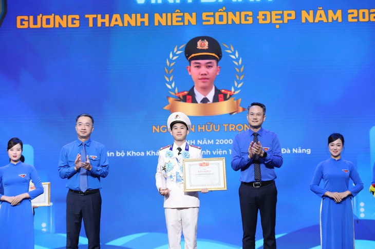 Tôn vinh những người chọn cách sống đẹp lặng thầm mà bền bỉ- Ảnh 4.
