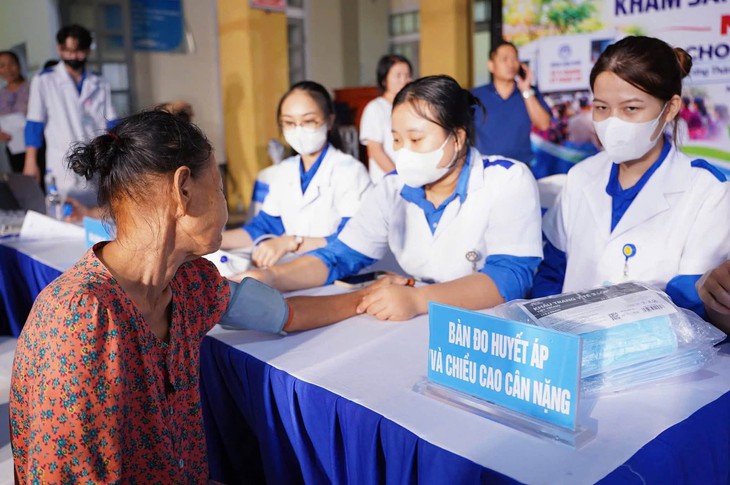 Nghệ An khám sàng lọc bệnh hô hấp miễn phí cho hơn 2.000 người cao tuổi
- Ảnh 1.