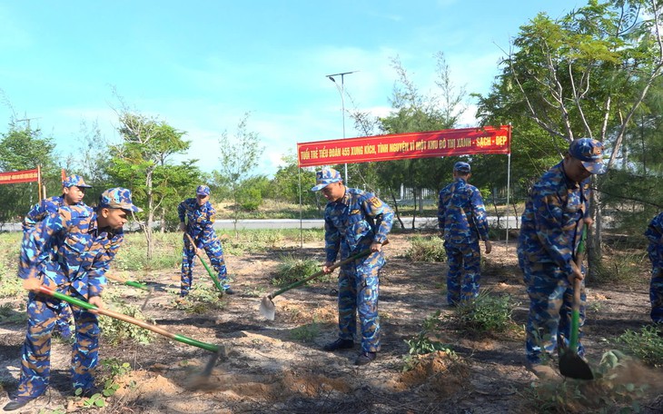 Hải quân làm điểm tựa vững chắc tiếp sức ngư dân vươn khơi, bám biển- Ảnh 4.