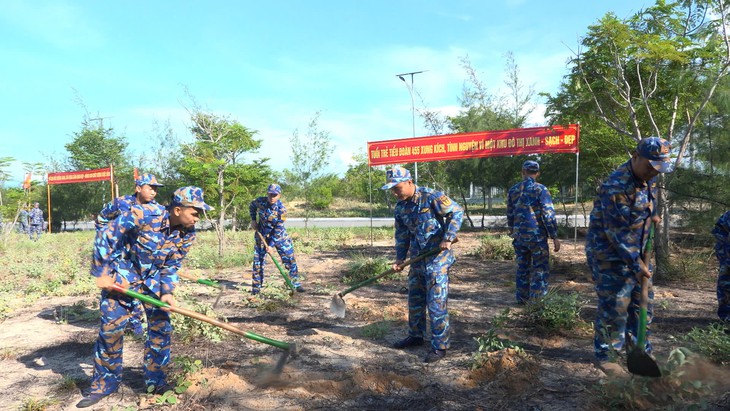 Hơn 300 cán bộ, chiến sĩ Hải quân xắn tay làm ‘Vườn rau cộng đồng’- Ảnh 2.