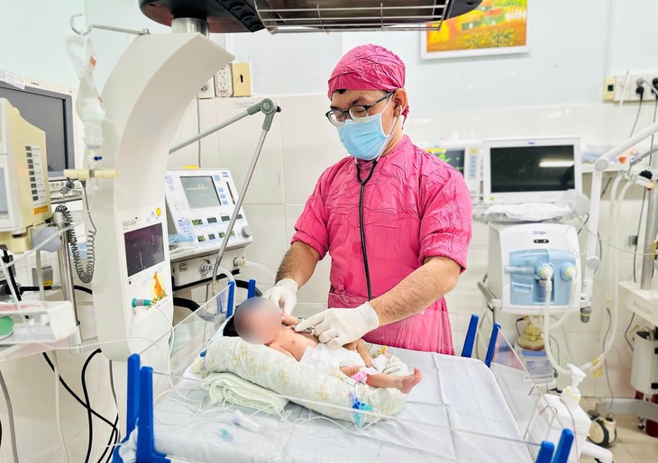Phát hiện kịp thời bé sơ sinh nặng 1,3 kg bị teo thực quản phức tạp- Ảnh 2.