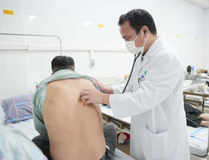 Vì sao người cao tuổi dễ bị viêm phổi khi thời tiết chuyển mùa?- Ảnh 2.