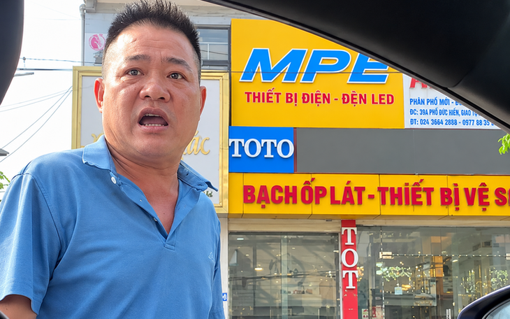 Công an xác minh vụ người đi xe máy chặn đầu ô tô, hành hung tài xế - Ảnh 2.