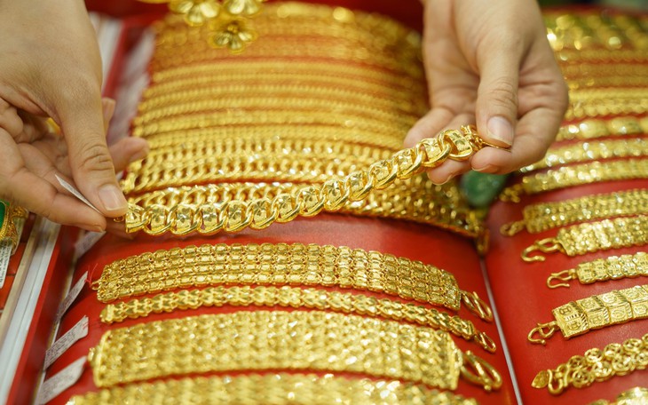 Chốt giá vàng hôm nay ngày 12/10 đồng loạt giảm mạnh - Ảnh 2.