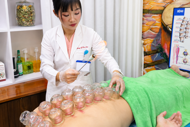 Bác sĩ Phòng khám Hoa Sen TPHCM: Kết hợp Đông - Tây y phải từ chẩn đoán - Ảnh 1.