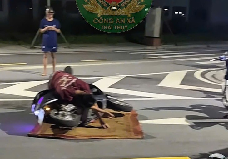 Nam sinh dàn dựng tai nạn giao thông giả, quay video đăng lên mạng để giải trí - Ảnh 1.
