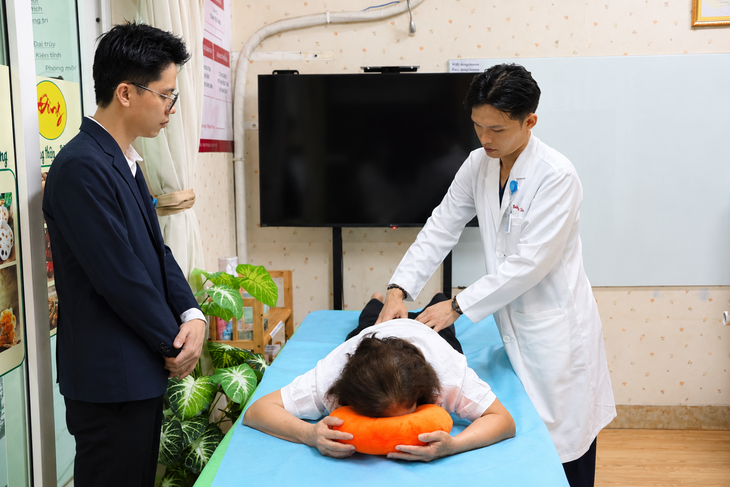 Bác sĩ Phòng khám Hoa Sen TPHCM: Kết hợp Đông - Tây y phải từ chẩn đoán - Ảnh 3.