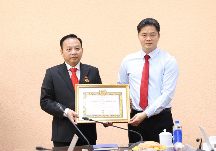 Bộ Y tế tổ chức trao Huy hiệu 35 năm tuổi Đảng cho đảng viên - Ảnh 1.