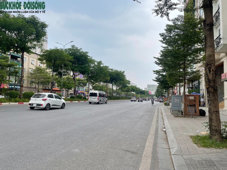 Hà Nội: Cận cảnh đường Ô Chợ Dừa sau khi xén dải phân cách, mở rộng- Ảnh 1.