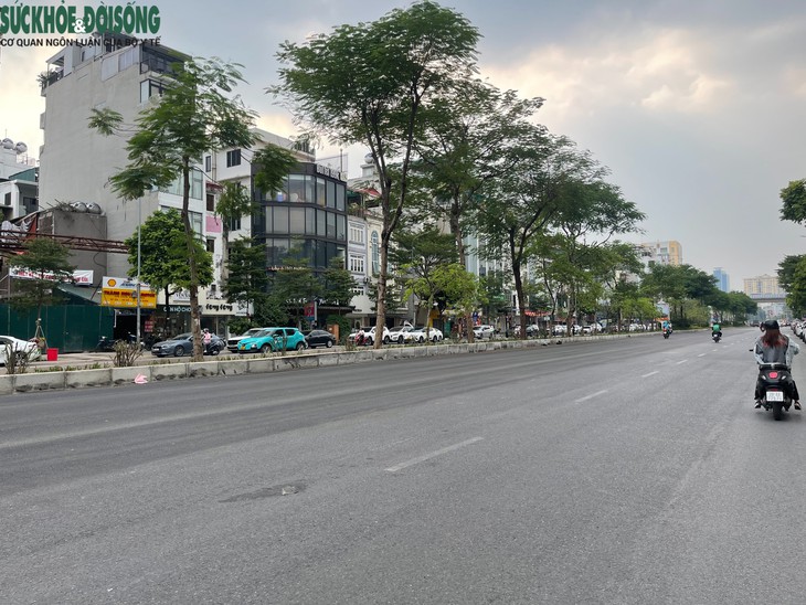 Hà Nội: Cận cảnh đường Ô Chợ Dừa sau khi xén dải phân cách, mở rộng- Ảnh 2.