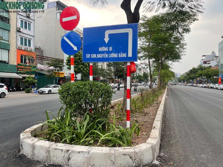 Hà Nội: Cận cảnh đường Ô Chợ Dừa sau khi xén dải phân cách, mở rộng- Ảnh 4.