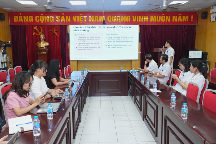 Nữ sinh 21 tuổi ăn vô độ, rồi ngất xỉu vì gây nôn để không tăng cân- Ảnh 1.