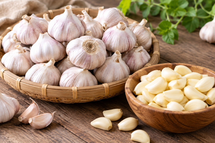 Rượu tỏi có tác dụng gì? Cách ngâm và cách sử dụng an toàn - Ảnh 1.